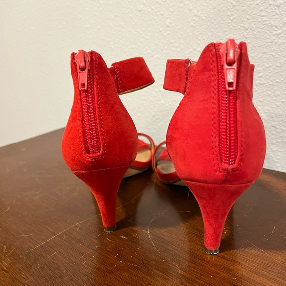 Open toe red suede heels - Picture 2 of 3